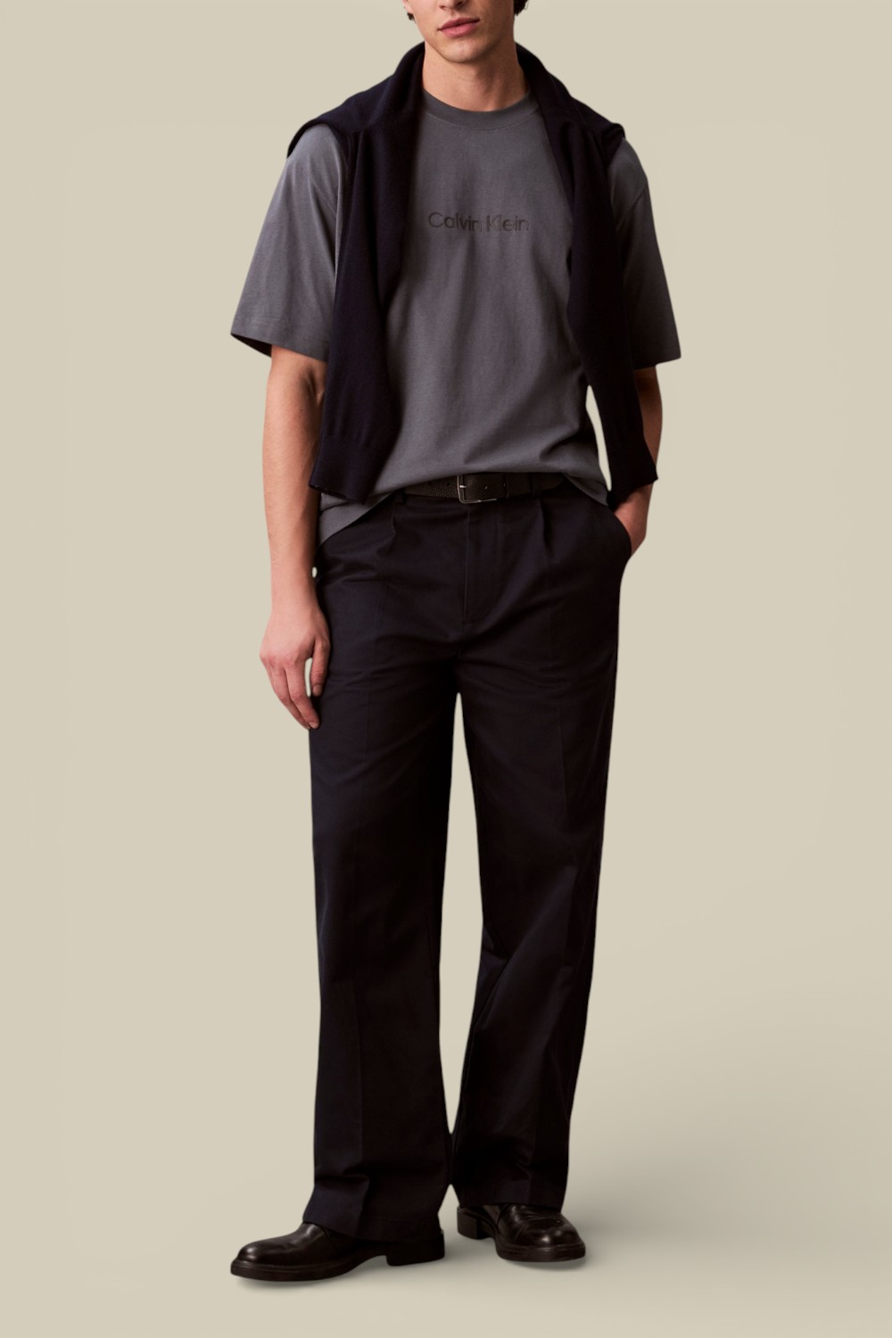 תמונת כל הלוק של חולצת טי